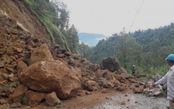 एक हप्तादेखि अवरुद्ध कर्णाली राजमार्ग अझै खुल्न सकेन, दैलेख खण्डका विभिन्न ठाउँमा गएको पहिरोबाट राजामार्ग अवरुद्ध